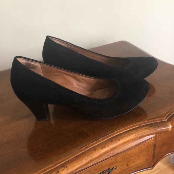 Black suede pump. - Picture 2 of 3